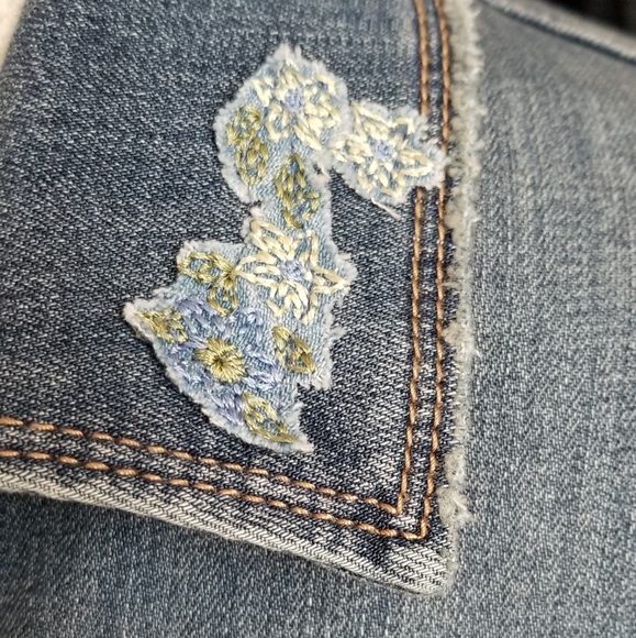 Plus size upcycled denim jean jacket. - Picture 5 of 8